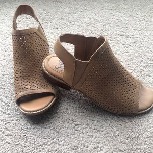 Soffit sz 7 leather peep toe sandal with strap